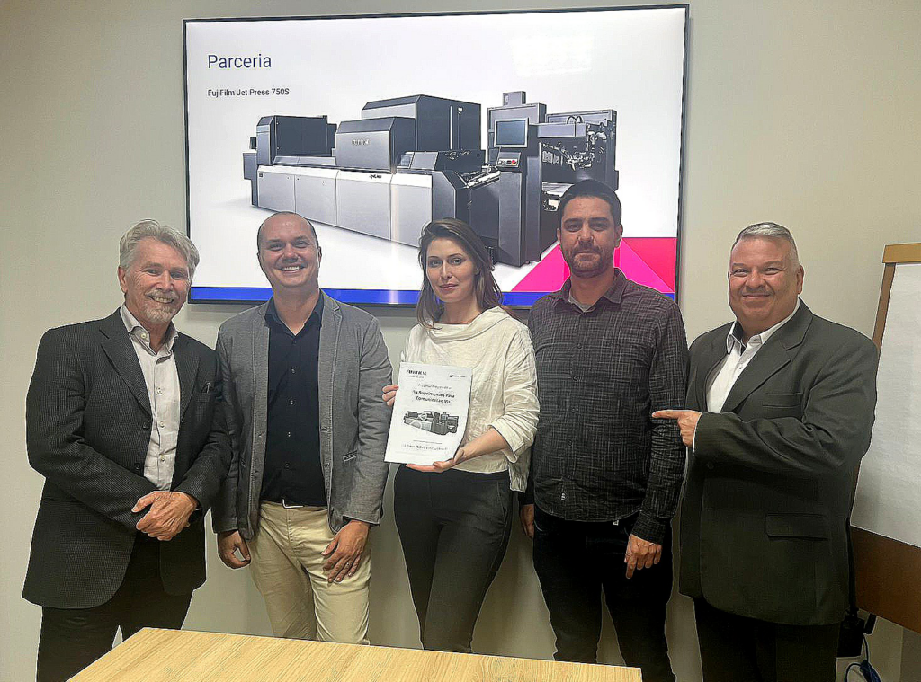 Paulo Hübner - CEO do Grupo VinilSul; Felipe Franco - Gerente da Divisão Gráfica da Fujifilm no Brasil; Débora Hübner - Diretora Comercial do Grupo VinilSul; Hugo Aguiar - Diretor de Operações do Grupo VinilSul ; e Marcelo Fontes - Gerente Nacional Graphics & Labels no Grupo VinilSul